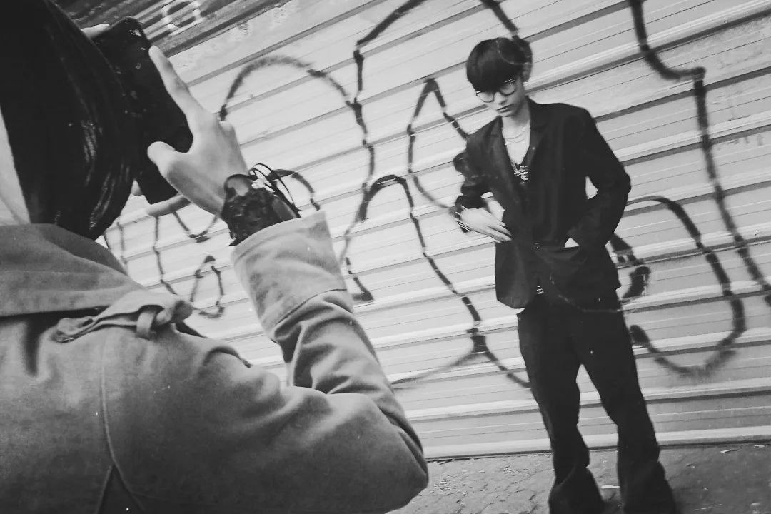 Dokumentasi sesi street photography hitam putih bersama model
